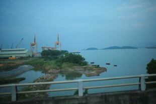 越南湖畔风车景致