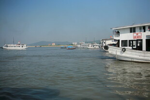 越南河畔停泊的船只景观