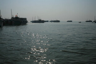 越南海上船只与波光粼粼海面