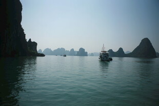 越南海上奇峰间的船只美景