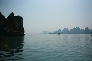 越南海上嶙峋怪石风光