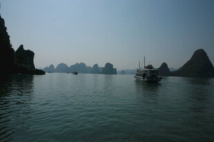 越南山水间的船只美景