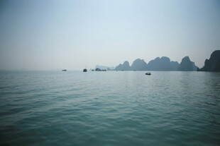 越南海上奇峰 碧波中的美景