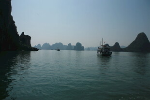 越南海上孤舟伴奇峰异景