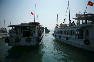 越南港口停泊的两艘船只