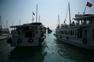 越南港口停泊的两艘船只