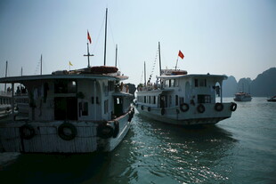 越南水面停泊的两艘中式船只