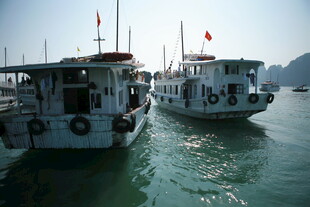 越南水面停泊的两艘观光船只