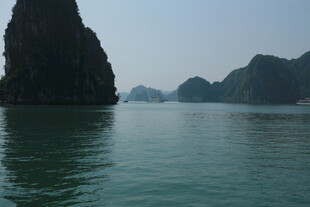 越南海上奇峰 碧绿水域景观