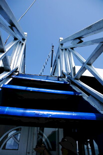 越南仰视视角下的金属结构楼梯