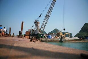 越南河边施工场景