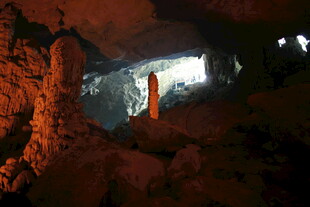 越南洞穴深处透出的光亮