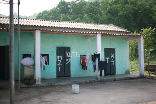 越南乡村小屋外晾晒的多彩衣物