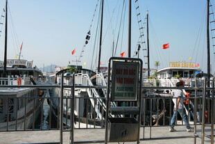 越南码头边的人及停靠的帆船