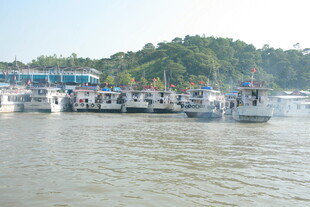 越南江边停泊的多艘船只