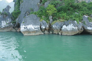 越南秀丽山水间的奇特岩石