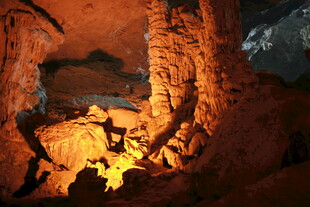 越南洞穴内景 暖光映照岩石