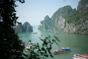 越南下龙湾美景 游船穿梭其间