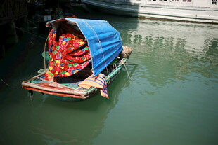 越南水乡彩篷小船