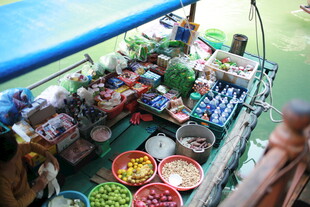 越南船上集市的多彩货品