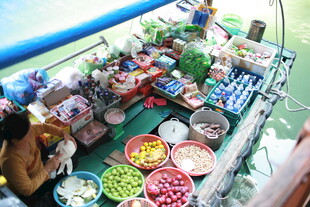 越南水上售卖的多样特色商品