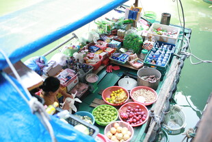 越南河上小船的缤纷水果摊