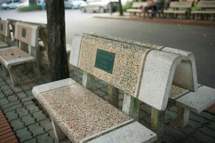 越南街边特色马赛克装饰长椅