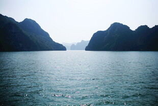 越南宁静海面与对峙山峦