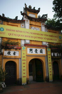 越南古老庙宇前的黄色横幅