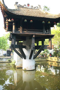 越南中式古桥横跨静谧水面