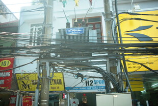 越南城市杂乱交错的电线景象