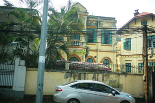 越南街边欧式建筑与停靠汽车