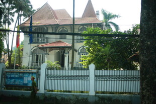 越南欧式风格建筑与绿植景观