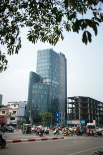 越南城市中现代化高楼与街道