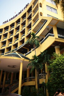 越南黄色弧形外观的特色建筑