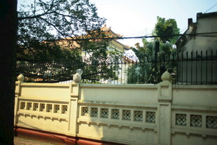 越南古典围墙后的建筑景观