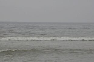 越南平静海面的轻柔波浪