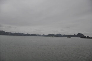 越南阴天的平静水域与远山