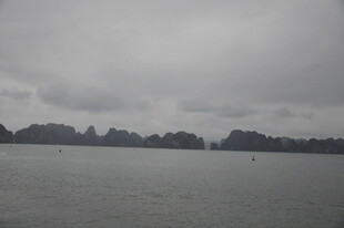 越南阴天湖畔景色