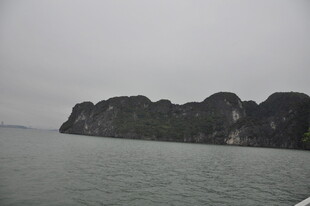 越南海上嶙峋山峦景观