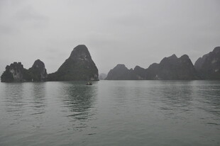 越南烟雨漓江 奇峰倒映碧水间