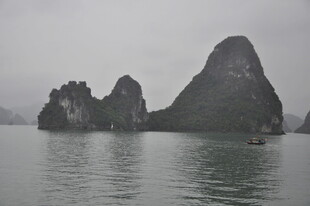 越南海上奇峰 静谧水域风光