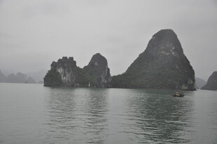 越南海上奇峰 静谧山水景致