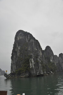 越南奇峰屹立于碧水间