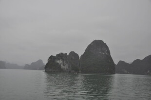 越南海上奇峰 朦胧美景