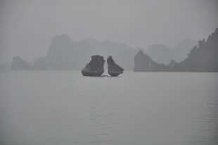 越南雾中漓江帆船景色