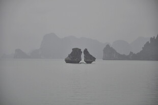 越南雾中海上嶙峋礁石