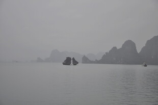 越南雾中孤舟泛碧波