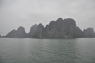 越南海上奇峰 云雾中的壮丽景观