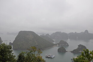 越南烟雨笼罩下的海上喀斯特景观
